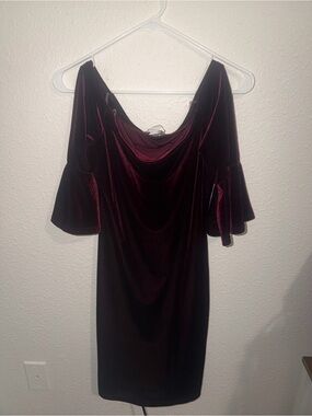 Off-Shoulder Velvet Mini Dress in Burgundy Size L